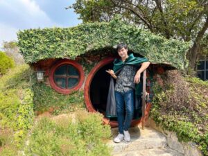 “เจมส์” ตะลุยเมืองฮอบบิท สั่นสู้บุกบ้านแม่มด!!