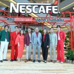 เนสกาแฟ ชวน 5 หนุ่มหล่อ ณเดชน์ กลัฟ ต่อ หนุ่ม แจม ฉลองวันกาแฟสากล 2023 รวมพลังคนไทยทำสิ่งดี ๆ เพื่อโลก ด้วยการปลูกต้นไม้เพื่อความยั่งยืน และเป็นส่วนหนึ่งที่ขับเคลื่อนการเกษตรเชิงฟื้นฟูภายใต้โครงการ “เนสกาแฟ แพลน 2030”