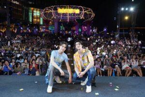 ม่วนซื่นสงกรานต์ไทย! ไอคอนสยามจัดพิธีรดน้ำดำหัวสุดอบอุ่น ประชาชนแห่เล่นน้ำไม่ขาดสาย