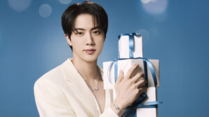 ฉลองเทศกาลแห่งความอบอุ่นไปกับจิน BTS โกลบอลแบรนด์แอมบาสเดอร์ของเมซง FRED ที่ Sunny FREDland