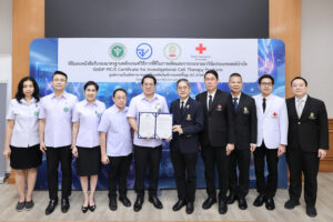 “Revomed Group” ร่วมพิธีมอบหนังสือรับรองมาตรฐานหลักเกณฑ์วิธีการที่ดีในการผลิตและกระจายยาวิจัยประเภทเซลล์บำบัด ให้กับศูนย์ EC-ATMPs จุฬาฯ ยกระดับประเทศไทยสู่ศูนย์กลางการแพทย์ระดับสากล