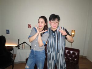 “จั๊กจั่น อคัมย์สิริ” สุดกลั้น เจอ “ก้อง ปิยะ” แซะความลับ แตก !! เมาท์ฉ่ำหน้าไมค์ เปิดใจ “หลังก(ล้)อง” 