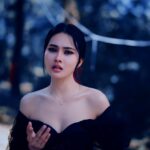 นักร้องร้อยล้านวิว น้ำแข็ง ทิพวรรณ ถ่ายทอดพลังเสียงหลอน ลึกลับในเพลงประกอบภาพยนตร์ พระไม้