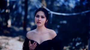 นักร้องร้อยล้านวิว น้ำแข็ง ทิพวรรณ ถ่ายทอดพลังเสียงหลอน ลึกลับในเพลงประกอบภาพยนตร์ พระไม้