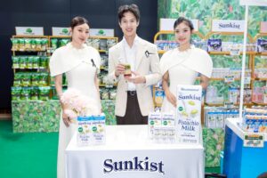 ส่องเมนูเด็ด! มาร์ค ธนัท โชว์ฝีมือชง “Sunkist Strawberry Matcha Latte” เอาใจสายเฮลตี้ ในงานออกร้านคณะภริยาทูตครั้งที่ 59