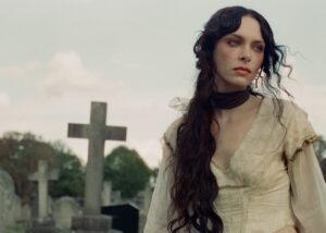 “Cruel World” เพลงป็อปฟังเพราะจาก Holly Humberstone ศิลปินสาวจากอังกฤษถ่ายทอดด้านสุข-เศร้าของรักทางไกลได้อย่างลึกซึ้ง รอฟังอัลบั้มใหม่ 10 เม.ย. นี้