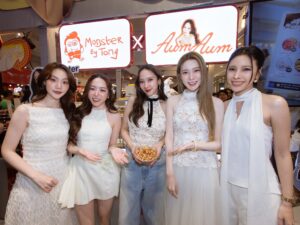 เสิร์ฟความฟิน ห้างแทบแตก ! “AumAum” ครั้งที่ 7 ดึง 4 สาว “อะตอม-เมอซีเดส-เดวี่-เจนนี่” จากซีรีส์แซฟฟิก “ตะวันระฟ้า” โชว์หวานสะเทือนแฟชั่นไอส์แลนด์