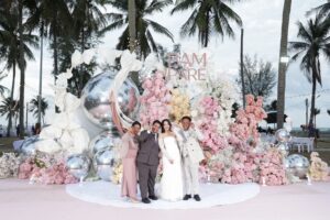 “ม่วงงามหวานมาก!”คู่รักสมรสเท่าเทียมคู่แรก จังหวัดสงขลา ฉลองมงคลสมรส เปิดแลนด์มาร์กใหม่วิวาห์ริมทะเล