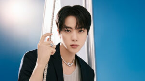 จิน BTS สะท้อนความสง่างามและความกล้า ผ่านเครื่องประดับใหม่ Force 10 จากเมซง FRED