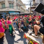 แตกตื่นทั้งพาหุรัด! กองถ่ายปริศนาบุกวันสงกรานต์ ที่แท้คือหนังสั้นสุดพิเศษ จาก “พี่เก้ง–จิระ มะลิกุล” เพื่อคอนเสิร์ต “มาม่า presents GDH โตมาด้วยกัน ออร์เคสตรามูฟวี่คอนเสิร์ต”