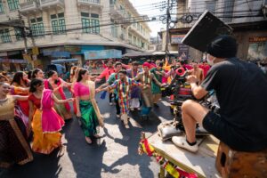 แตกตื่นทั้งพาหุรัด! กองถ่ายปริศนาบุกวันสงกรานต์ ที่แท้คือหนังสั้นสุดพิเศษ จาก “พี่เก้ง–จิระ มะลิกุล” เพื่อคอนเสิร์ต “มาม่า presents GDH โตมาด้วยกัน ออร์เคสตรามูฟวี่คอนเสิร์ต”