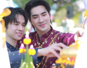 หล่อสร้างเรื่อง!! “ปีเตอร์แพน-ฟลุ้ค” สง่างามในชุดไทย พาสรงน้ำพระสืบสานประเพณีไทย ตอกย้ำ Soft Power สุดปัง