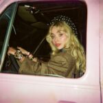 Sabrina Carpenter ปล่อยเอ็มวี “House Tour” ชวนแก๊งเพื่อนสาวสวยแสนซนถล่มคฤหาสน์หรูอุ่นเครื่องก่อนจัดเต็มกับโชว์สุดพิเศษใน Coachella สุดสัปดาห์นี้