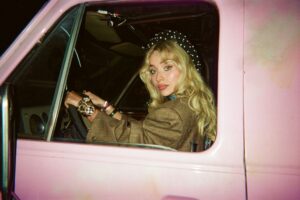 Sabrina Carpenter ปล่อยเอ็มวี “House Tour” ชวนแก๊งเพื่อนสาวสวยแสนซนถล่มคฤหาสน์หรูอุ่นเครื่องก่อนจัดเต็มกับโชว์สุดพิเศษใน Coachella สุดสัปดาห์นี้