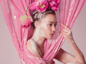 “อแมนด้า ออบดัม” ฟาดลุคแซ่บหวานแบบเฟียร์ซ! สะกดทุกสายตารับสงกรานต์กับ “ดอกบัว”