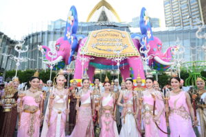 ครั้งแรกของ “4EVE” สลัดลุคเกิร์ลกรุ๊ปสุดฮอตเป็นนางสงกรานต์รากษสเทวี อวดโฉมในชุดไทยงามสง่า นำความวิจิตรปรากฏสู่สายตาคนทั่วโลก ในงาน “ICONSIAM THAICONIC SONGKRAN 2026”