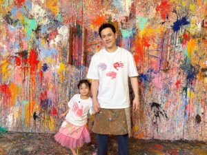 “ฟลุค&นาตาชา” สร้างงานศิลป์ชิ้นเดียวในโลก คู่พ่อลูกเดือดจัด!!สาดสีป้ายสีกันยับ