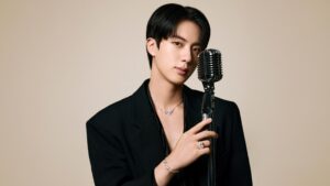 จิน BTS ถ่ายทอดความหลงใหลในเสียงดนตรีและการแสดงออกอย่างกล้าหาญ ผ่านลุคเครื่องประดับ Force 10 จาก FRED