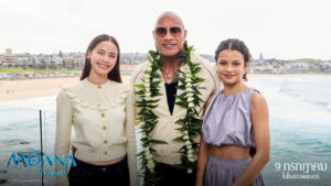 ญาญ่า เซอร์ไพรส์แฟนโมอาน่า บินลัดฟ้าสู่ซิดนีย์ กระทบไหล่ Dwayne Johnson และ Catherine Laga’aia ริมหาด Bondi ก่อนพาแฟน ๆ ออกผจญภัยใน “Disney’s Moana โมอาน่า” ซื้อตั๋วล่วงหน้าได้แล้ววันนี้ ก่อนเข้าฉาย 9 กรกฎาคม ในโรงภาพยนตร์ทั่วประเทศ