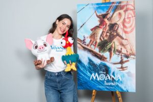 “Disney’s Moana โมอาน่า” เผยแฟชั่นเซ็ตสุดเอ็กซ์คลูซีฟของ “ญาญ่า อุรัสยา” พร้อมเปิดตัวในฐานะผู้พากย์เสียงภาษาไทย “โมอาน่า” ชวนแฟน ๆ ซื้อตั๋วล่วงหน้าวันนี้ ก่อนออกเรือท่องมหาสมุทรไปด้วยกัน 9 กรกฎาคม ในโรงภาพยนตร์ทั่วประเทศ