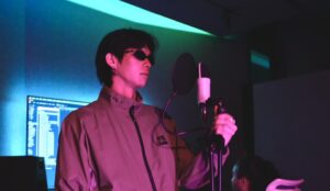 ลุคนี้ต้องซูม “ไบร์ท วชิรวิชญ์” เข้าสตูทำเพลงเตรียมปล่อยอัลบั้มเต็มปีหน้า เสิร์ฟลุคศิลปินสุดคูล พร้อมแว่นพับได้ดีไซน์ล้ำจาก Gentle Monster ในมู้ด Lost in Space